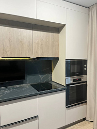 Белый гарнитур «Софт-Венге» со встраиваемой техникой и утопленной зоной готовки фото 5