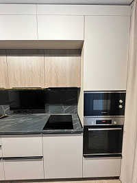 Белый гарнитур «Софт-Венге» со встраиваемой техникой и утопленной зоной готовки фото 2