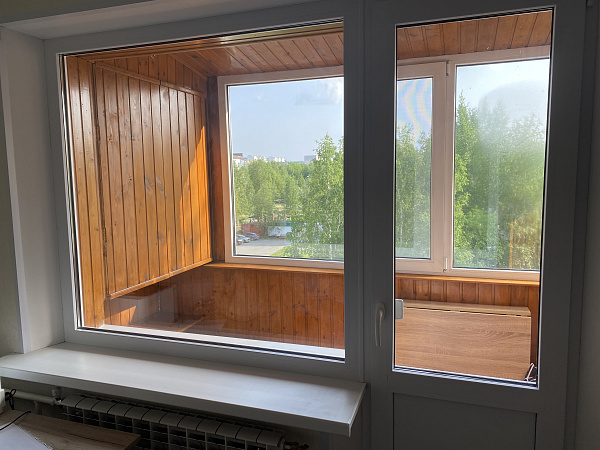 Остеклили балконный блок ПВХ окнами на базе профиля VEKA фото 1